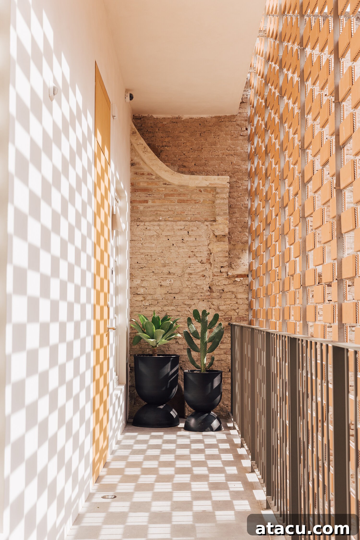 Plácido y Grata boutique hotel Seville courtyard view