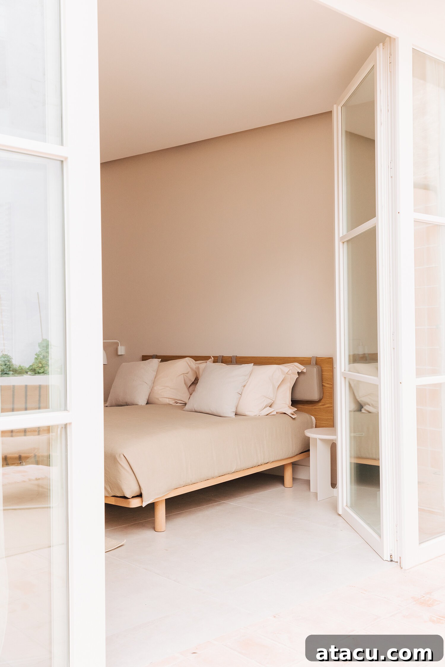 Plácido y Grata boutique hotel Seville room with artwork