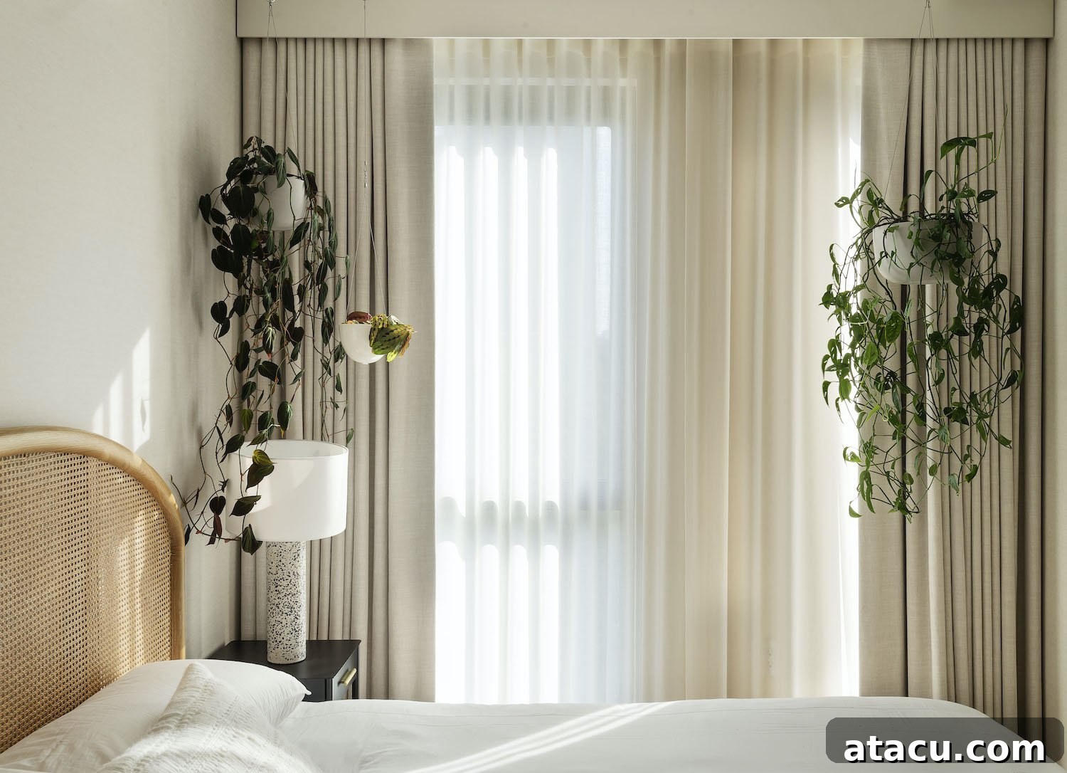 Guest bedroom designed for comfort and tranquility, featuring natural textures and a calm ambiance.