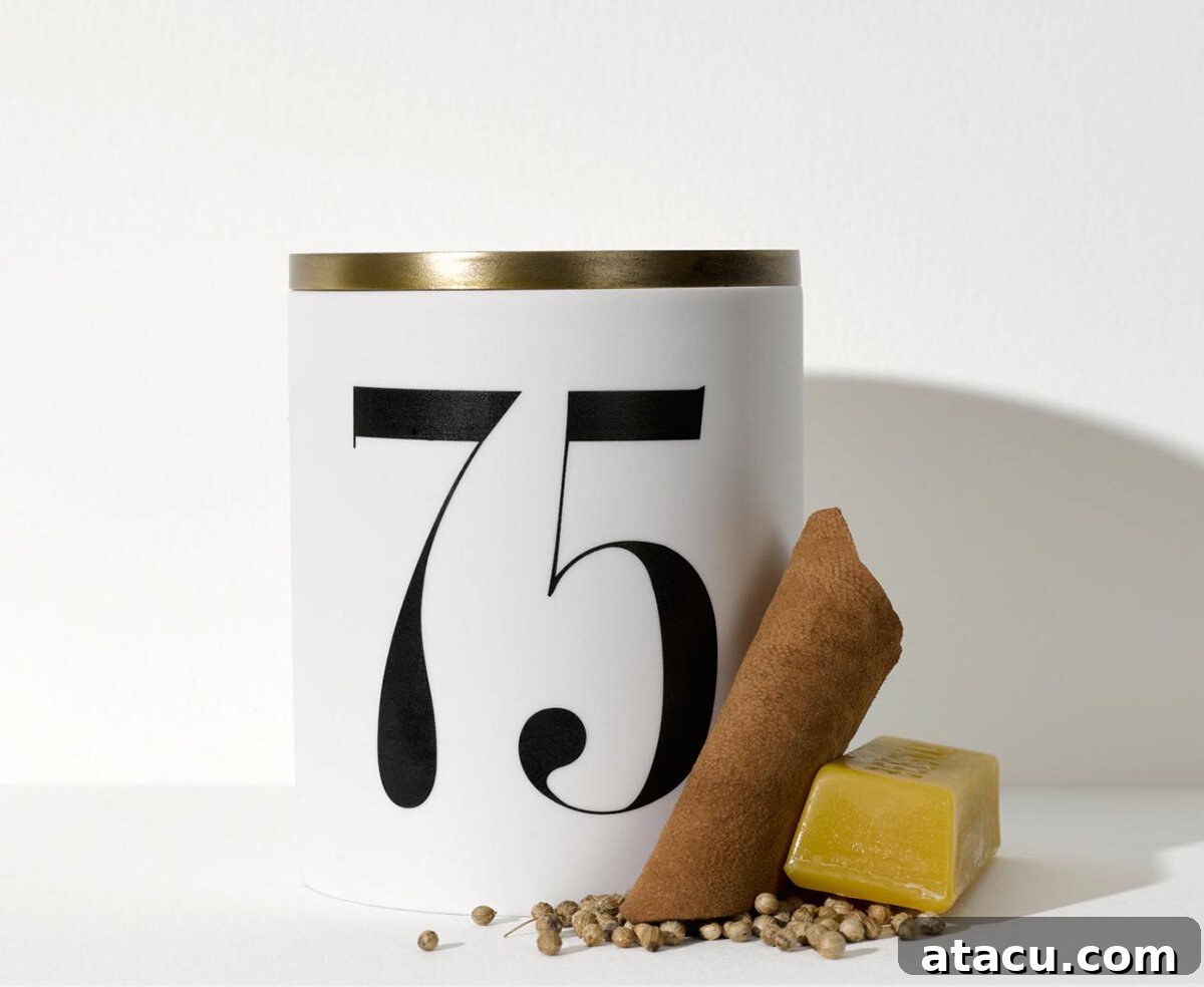 L'Objet Thé Russe No. 75 candle with ornate detailing
